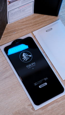 Защитное стекло для iPhone 13/13 Pro/14/16e Фирменное